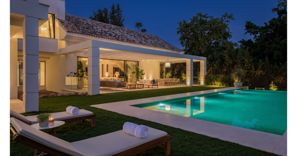 Beverly Hills luxury living room with travertine and soft light – Moran Bar Or Interiors
