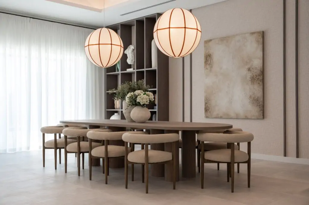 Modern neutral living room interior design with custom shelving and layered lighting – E.M. HOUSE – Modern Tranquility