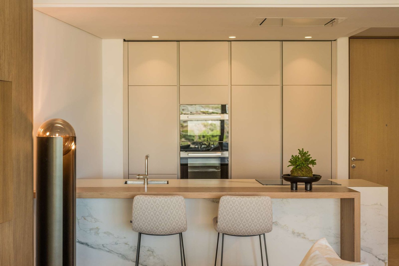 Kitchen in L.Z. Horizon Residence by MORANID, featuring natural materials and warm textures, and a calm work-focused atmosphere.