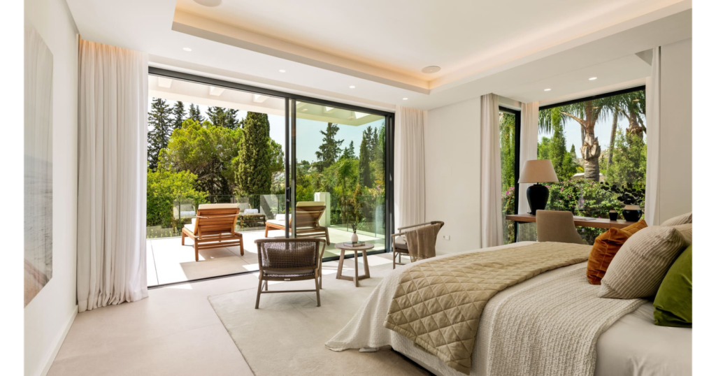 Bedroom in H.L. House by MORANID, featuring biophilic elements and natural materials, and a restful recovery-focused atmosphere.