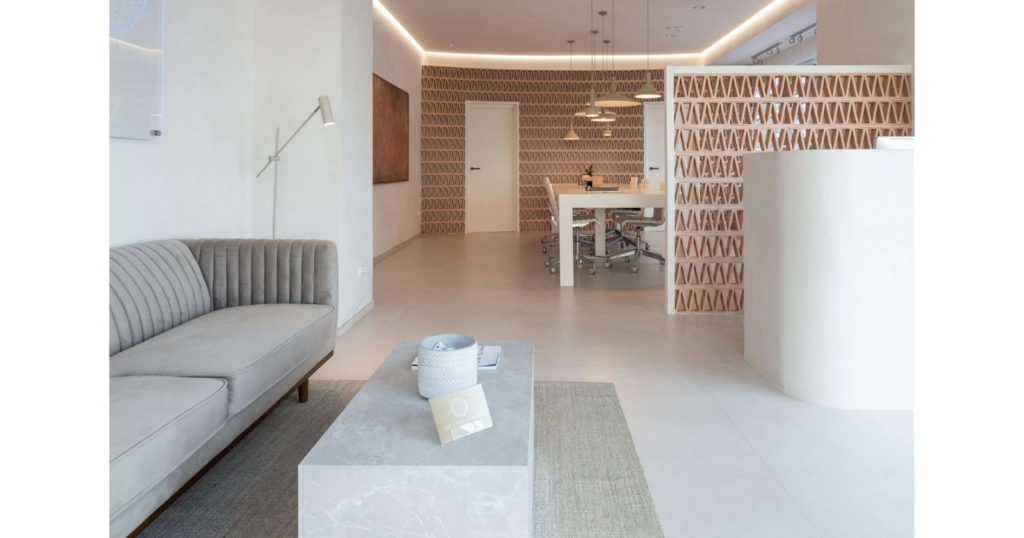 Home office in G.O. Office by MORANID, featuring biophilic elements and natural materials, and a calm work-focused atmosphere.