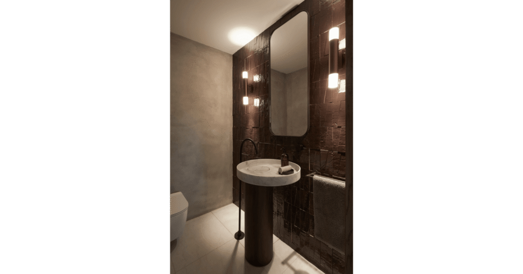 Bathroom in D.L. House by MORANID, featuring privacy and restorative calm.
