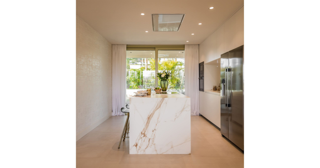 Kitchen in H.L. House by MORANID, designed with biophilic elements and natural materials, and natural materials and warm textures.