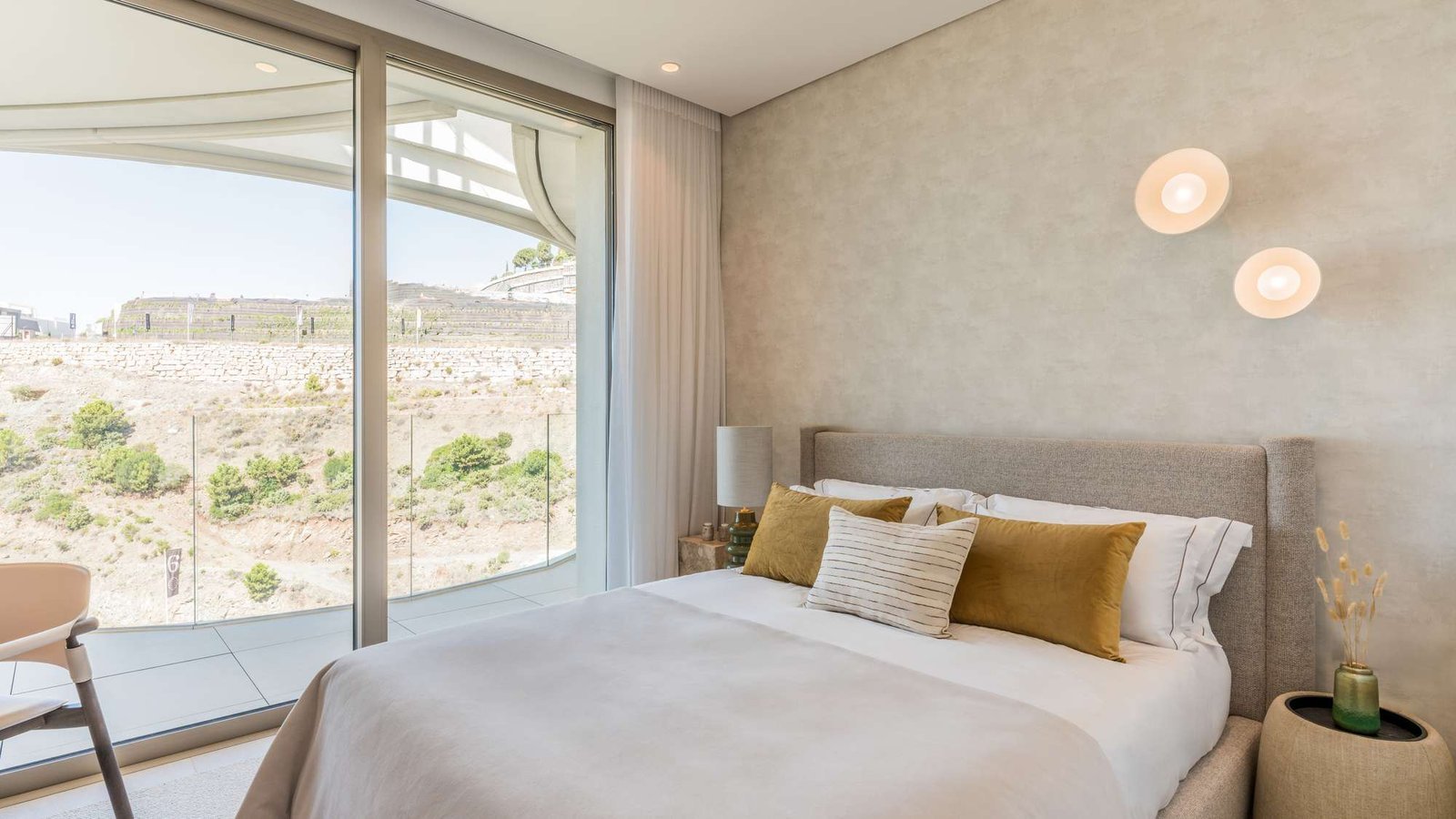 Guest room in L.Z. Horizon Residence by MORANID, featuring natural materials and warm textures, and a restful recovery-focused atmosphere.