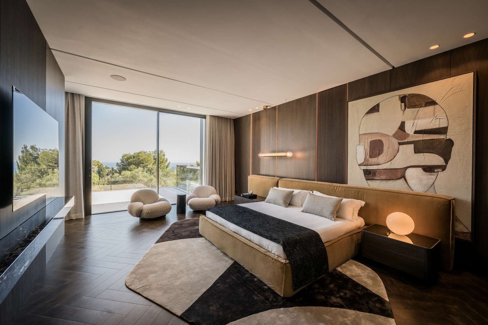 Bedroom in S.B. House, Ambience Residence by MORANID, featuring wellness-centered light and refined illumination, and a calm work-focused atmosphere.