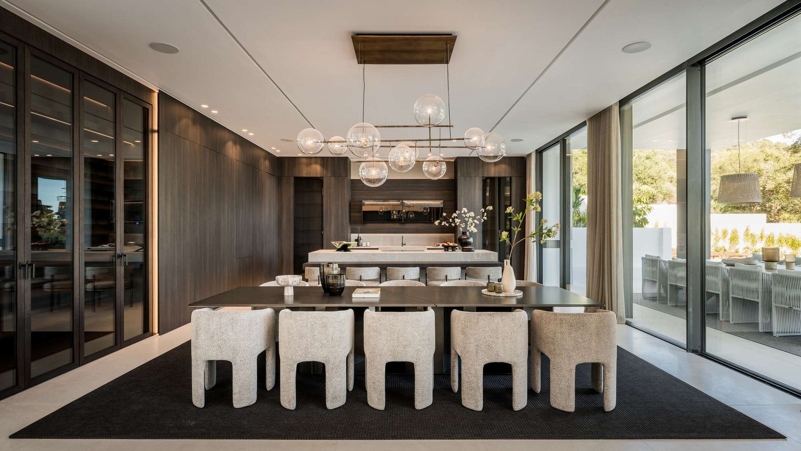 Dining area in S.B. House, Ambience Residence by MORANID, featuring wellness-centered light and refined illumination, and human-centered connection and flow.